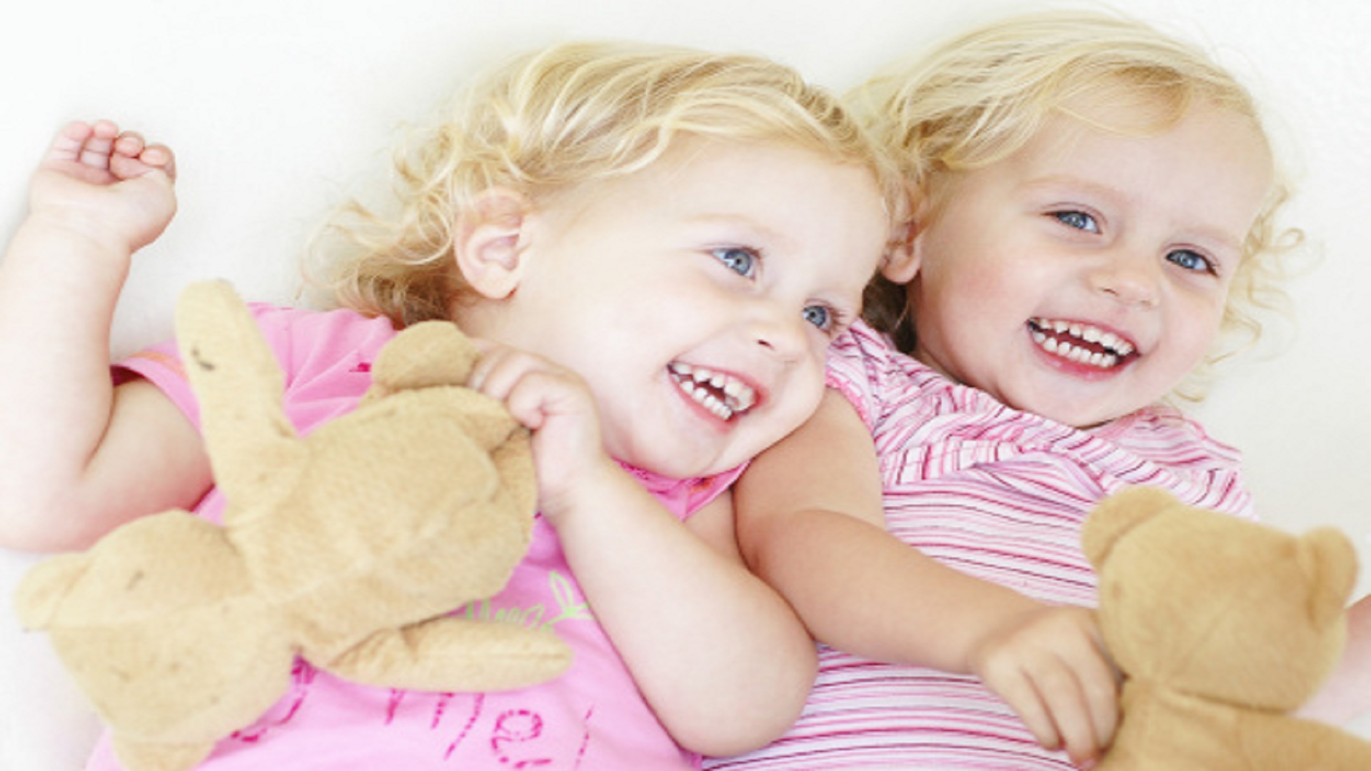 Почему маленькие дети любят. Ребенок улыбается. Девочки близняшки. Близнецы смеются. Дети смеются.