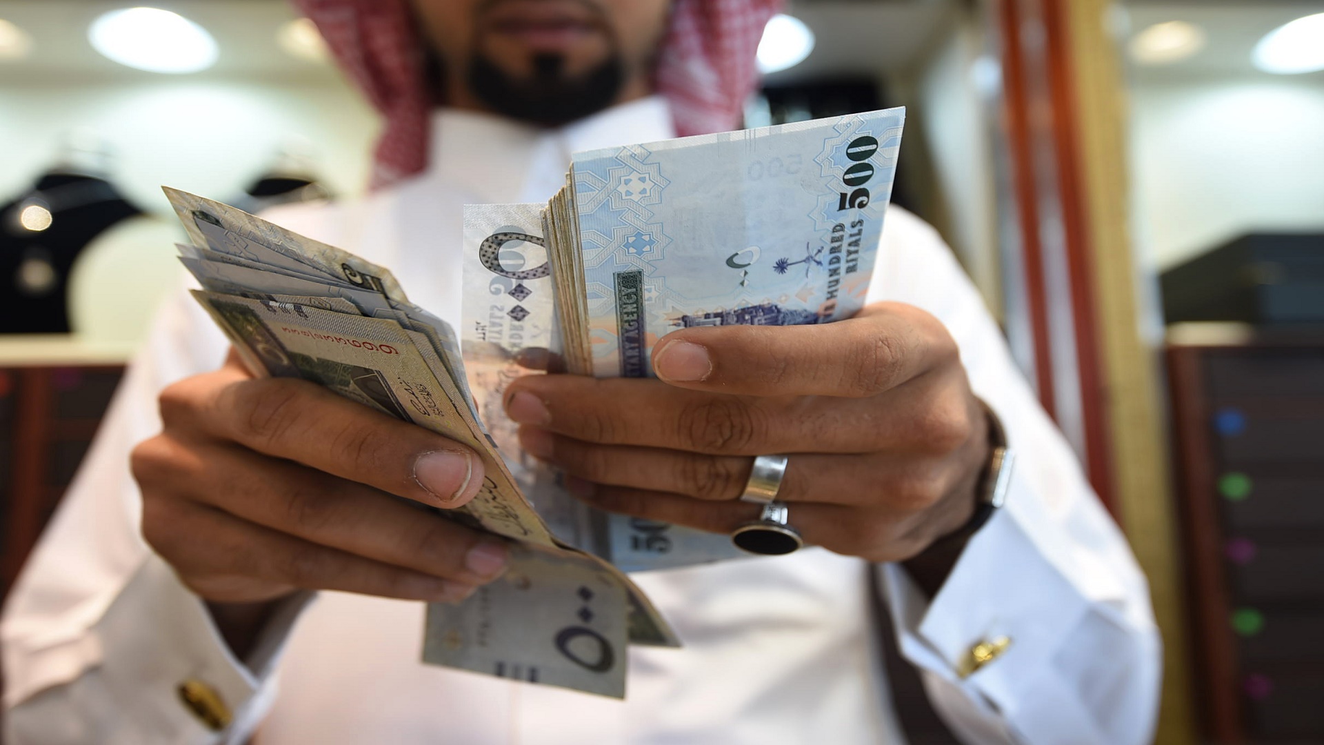 صندوق النقد ربط الريال السعودي بالدولار هو الخيار الأفضل