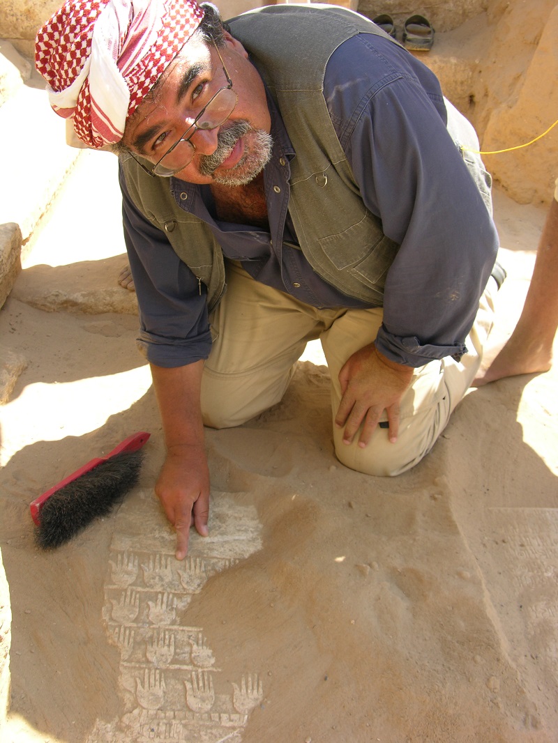 محمد مرقطن أثناء عمله على حفريات في اليمن