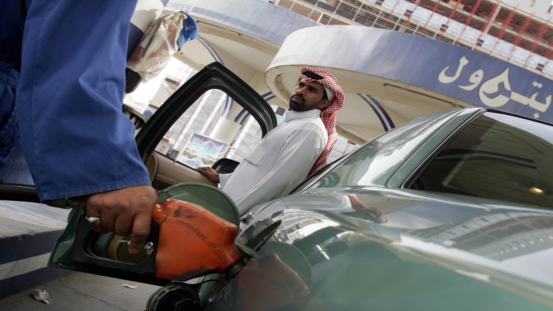 Саудовская аравия бензин. Бензин в Саудовской Аравии. Электромобили Саудовская Аравия. Автомобильные масла в Саудовской Аравии. Саудиты фото.