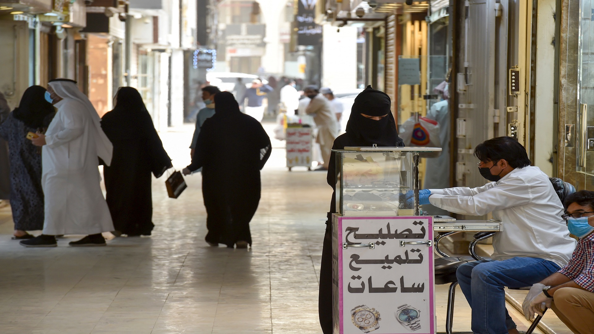السعودية تبدأ الإجراءات المؤلمة وقف بدل غلاء المعيشة