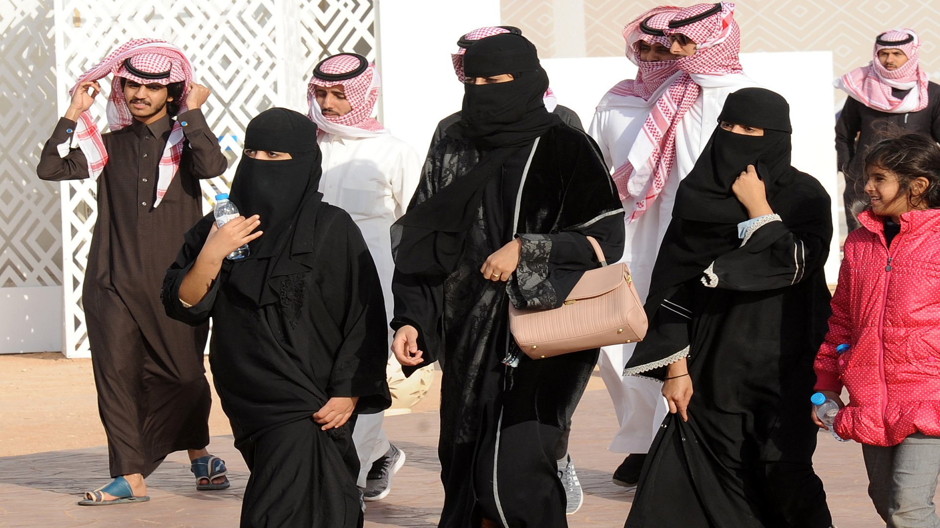 Саудовская аравия семья. Никаб Саудовской Аравии. Саудовская Аравия абайя. Абая в Саудовской Аравии. Саудовская Аравия одежда.