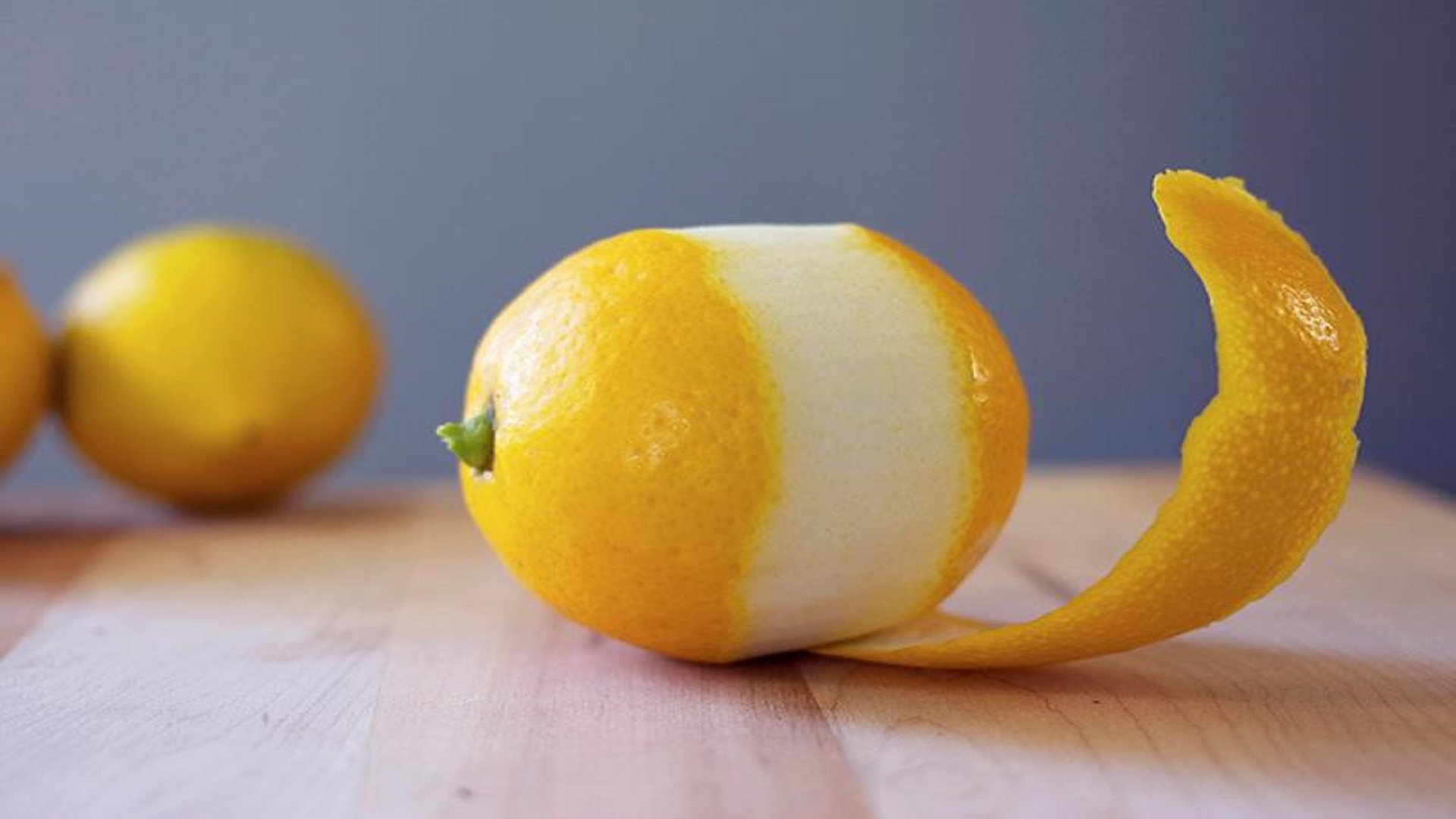 Польза кожуры лимонов. Цедра 1 лимона. Лимонная кожура. Корка лимона. Шкурка от лимона.