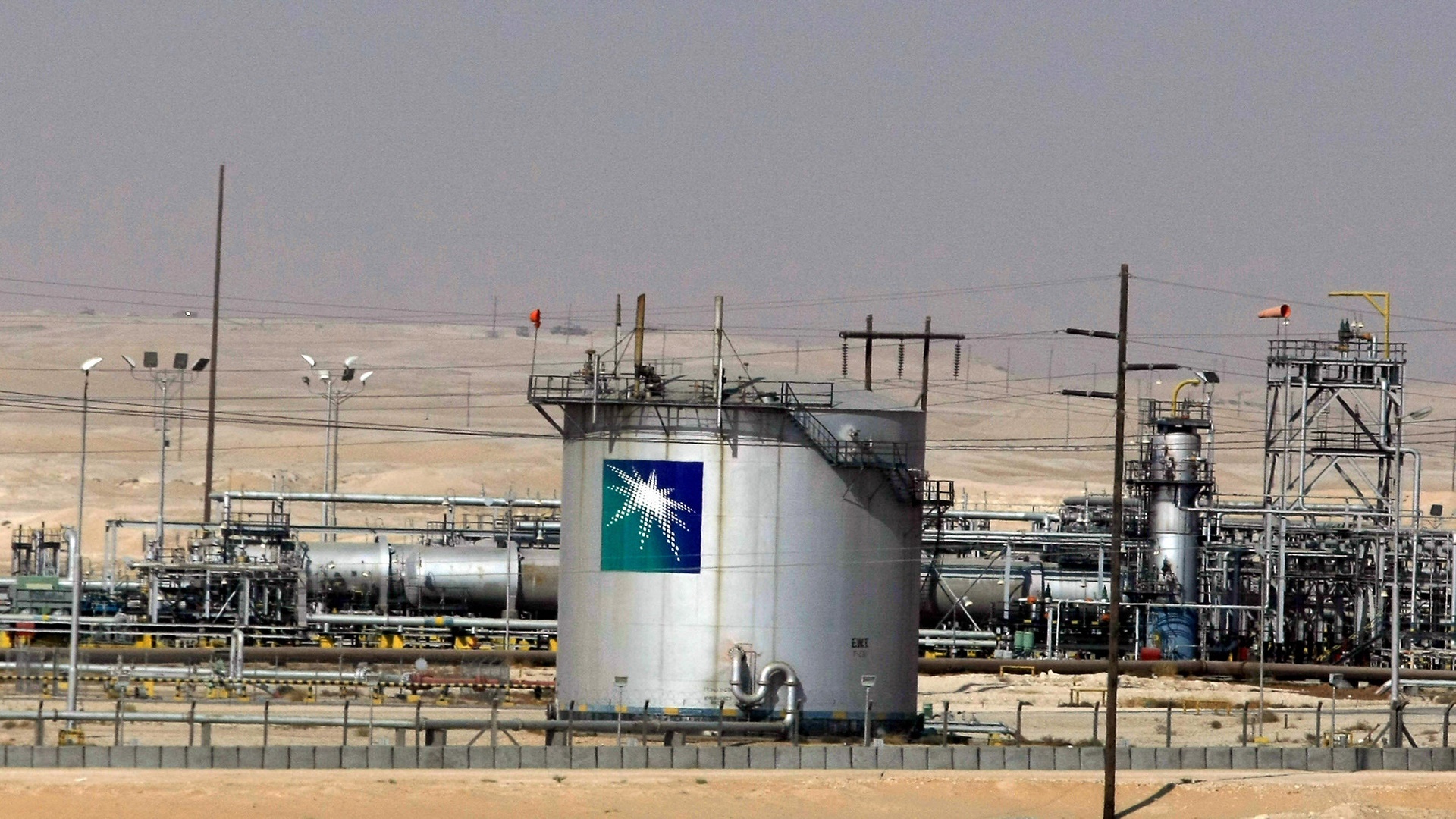 أرامكو السعودية تخف ض تكاليف إنتاج النفط