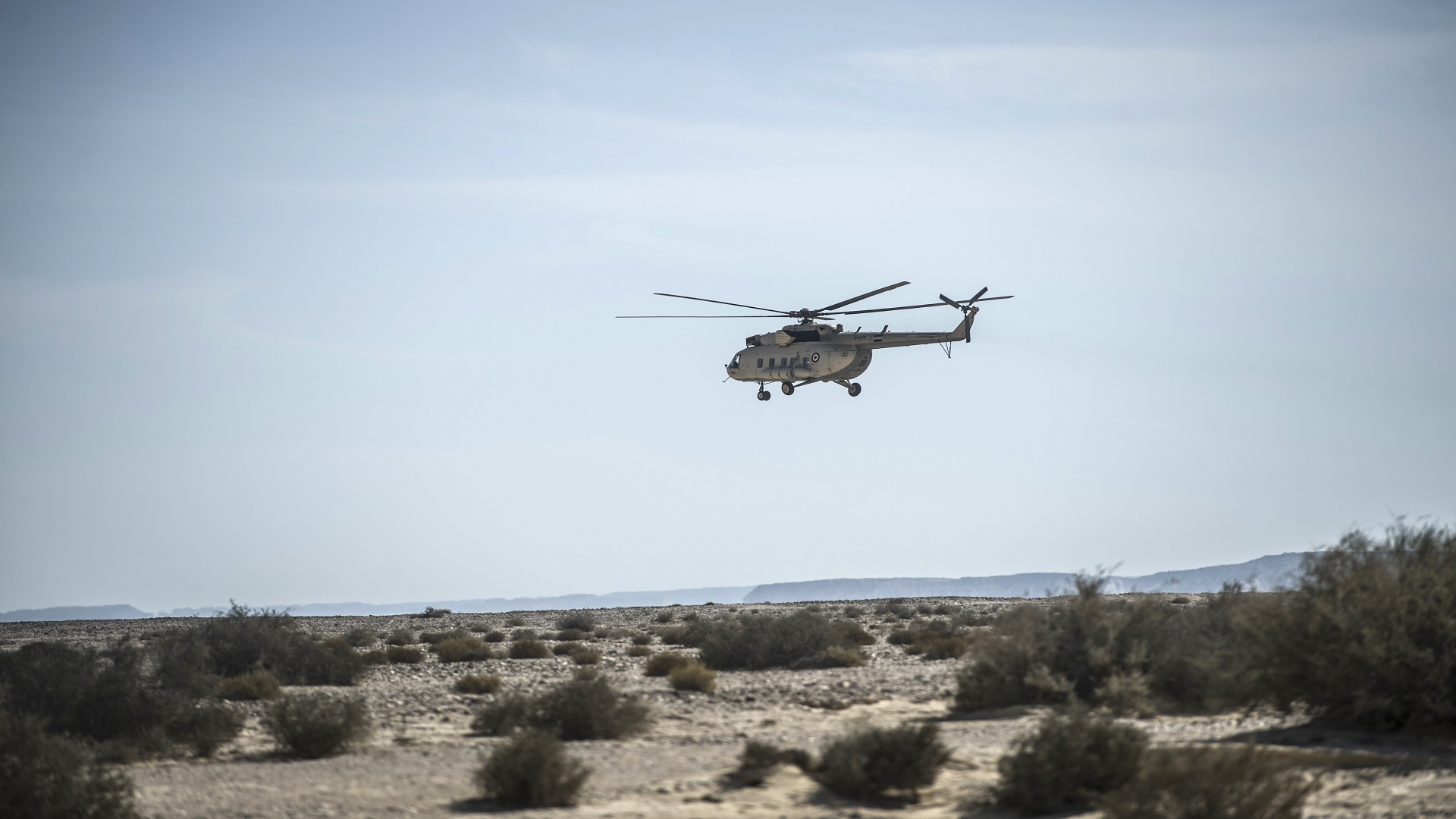Вертолет сми. Военный вертолет Египта. Вертолет в Синайской пустыне. Вертолеты в Ливии. Израильские вертолеты в войне с Египтом.