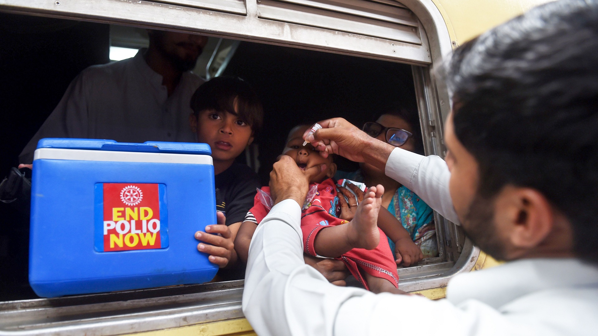 باكستان وأفغانستان تكافحان شلل الأطفال