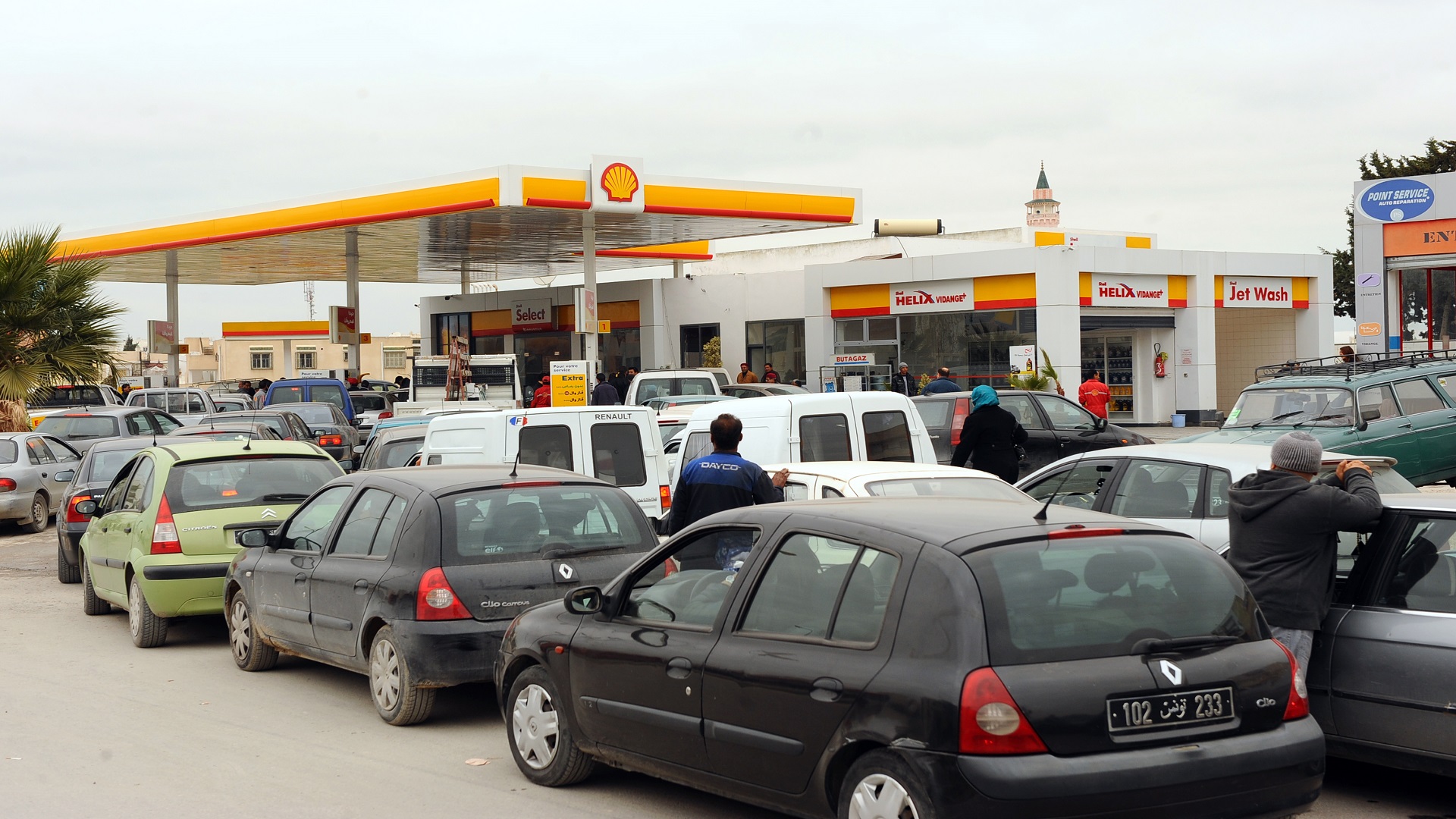 أزمة الوقود تتصاعد في تونس وطوابير أمام المحطات