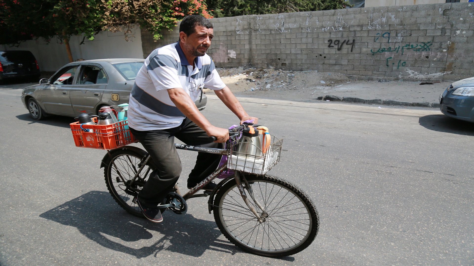بائع قهوة عبر دراجة هوائية يجوب شوارع غزة