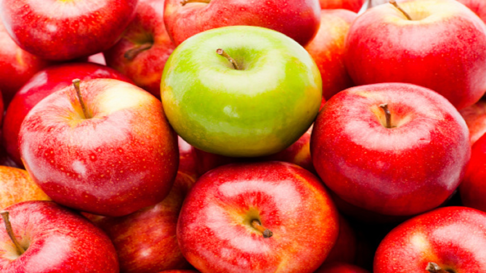 الشمع على التفاح نزيله أم نأكله