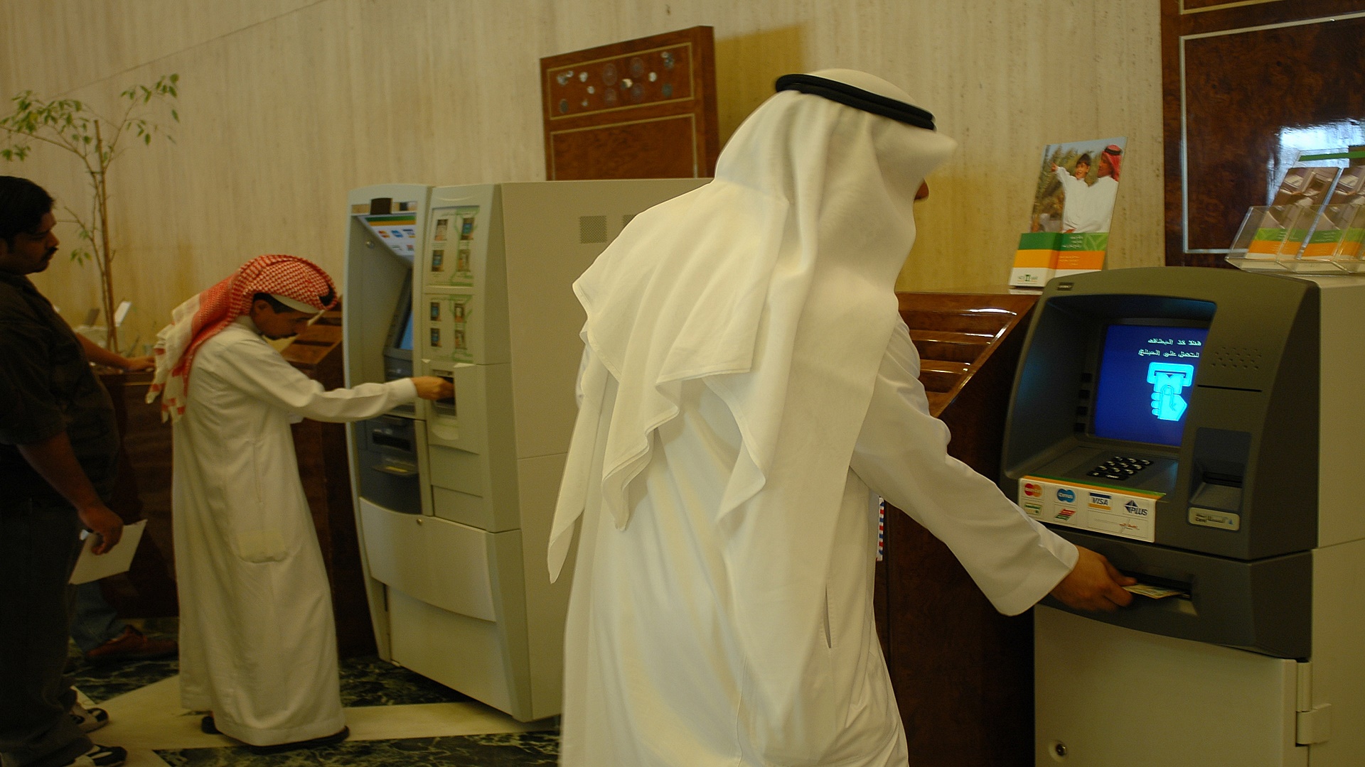 المركزي السعودي: لا قيود على تحويل الأموال للخارج