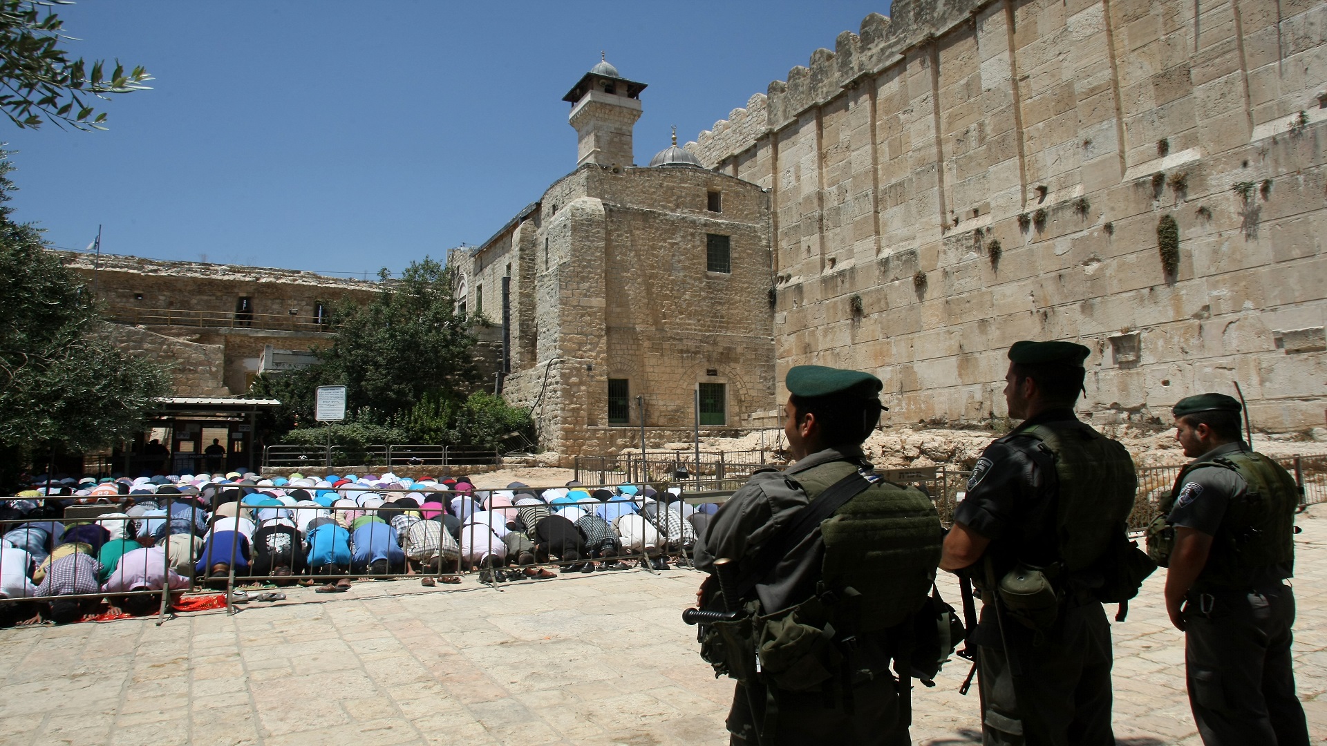 إسرائيل تمنع الفلسطينيين من الصلاة في الحرم الإبراهيمي