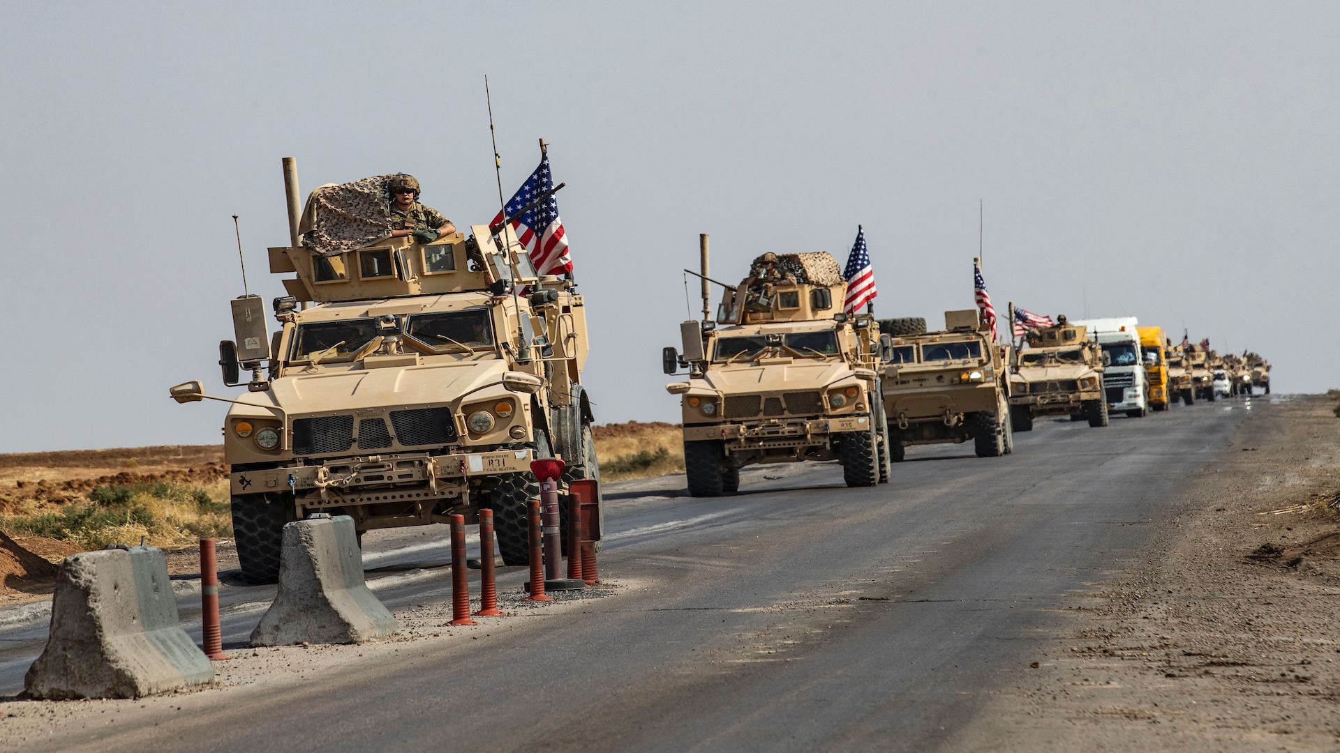Американские военные в сирии. Американский военный конвой. Американская Военная конвой Хамви. Военная колонна США В Сирии.