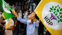 متظاهر يساند حزب الشعوب الديمقراطية خلال وقفة سابقة بإسطنبول