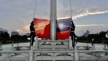 جنود يرفعون علم تايوان (Getty)