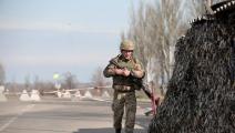 جندي أوكراني يراقب الحدود مع روسيا (أليكسي فيليبوف/ فرانس برس)