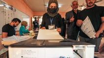 ناخبة تدلي بصوتها خلال الانتخابات العراقية (أحمد الربيعي/ فرانس برس)