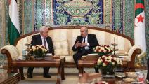 محمود عباس رفقة عبد المجيد تبون خلال زيارته الجزائر (Getty)