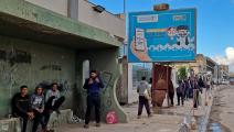 لوحة إشهار تدعو الليبيين للمشاركة بالانتخابات (محمود تركية/ فرانس برس)