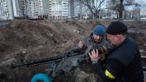 مدنيون أوكرانيون يتطوعون للدفاع عن كييف (Getty)
