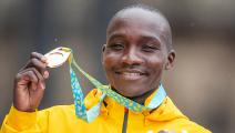 الميدالية الذهبية أسعدت العداء الأوغندي (تيم كلايتون/Getty)