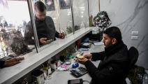 نقود صرافات في قطاع غزة (الأناضول)