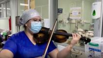 ممرضة تشيلية تعزف الكمان لرفع معنويات المرضى