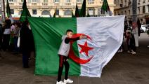 سيلفي مع علم الجزائر (جيرار بوتينو/ Getty)