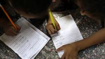 طفلان يدرسان في غزة (مجدي فتحي/ الأناضول)
