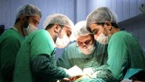 أطباء  المشفى الجراحي التخصصي في إدلب خلال الجراحة النادرة (فيسبوك)