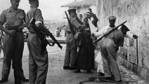 عناصر من الجيش البريطاني يفتشون فلسطينيين بحثا عن السلاح، القدس 23 / 11/ 1938 (Getty)