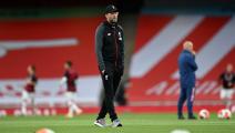 Liverpool's German manager Jurgen Klopp checks out the pitch conditions ahead of the English Premier League football match between Arsenal and Liverpool at the Emirates Stadium in London on July 15, 2020. (Photo by Shaun Botterill / POOL / AFP) / RESTRICTED TO EDITORIAL USE. No use with unauthorized audio, video, data, fixture lists, club/league logos or 'live' services. Online in-match use limited to 120 images. An additional 40 images may be used in extra time. No video emulation. Social media in-match us