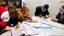 المعلمة الفلسطينية إكرام الأسطل تساعد عددا من طلبة غزة (عبد الحكيم أبو رياش)