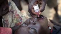 يحصل على اللقاح ضد شلل الأطفال (نيكول سوبيكي/ فرانس برس)