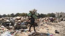 يجمع النفايات في طرابلس (حازم تركية/ الأناضول)