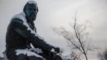 تمثال لـ دوستويفسكي في مدينة توبولسك الروسية (Getty)