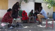 سودانيون يستقبلون لاجئون أثيوبيون (العربي الجديد)