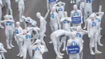 DOUNIAMAG-GERMANY-ENVIRONMENT-FINE-DUST-DEMO Greenpeace activists wear white morphsuits with lungs painted on them and hold a poster reading "We have the right to clean air" as they stage an action against particulate matter and health burden caused by diesel exhaust on February 19, 2018 in Stuttgart, southern Germany. - A verdict of Germany's Federal Administrative Court is expected on February 22, 2018, ruling if cities with high nitrogen oxide pollution could be allowed to ban diesel cars from their cent