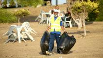 متطوع نظافة في طرابلس- فرانس برس