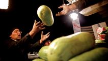 يشتري البطيخ استعداداً لليلة يلدا (بهروز مهري/ فرانس برس)