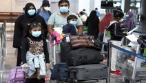 عائلة هندية في مطار مسقط استعدادا للمغادرة إلى بلادها / فرانس برس