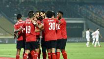 الأهلي يوزع 18 لاعباً على نصف أندية الدوري المصري
