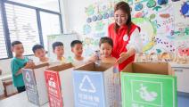 أطفال صينيون يتعلمون فرز النفايات (خو هوي/ Getty)