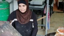 فلسطينية تطبخ بالفرن بمخيم شاتيلا (العربي الجديد)