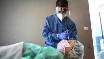 طبيب يحقن امرأة بـ"البوتوكس" في إسبانيا (ميغال بنيتيز/ Getty)