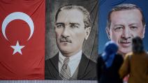 ملصق لأردوغان وأتاتورك في حيّ أمينونو بإسطنبول، أيار 2018 (Getty)