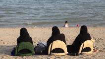 نساء كويتيات على شاطئ البحر (دومينيك بربان/ Getty)