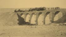 (أحد الجسور التي بنيت على طول سكّة الحديد الحجازي، من المعرض)
