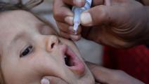 طفل أفغاني يحصل على لقاح شلل الأطفال (نور الله شرزادا/ فرانس برس)