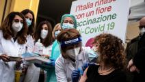 تطعيم في مستشفى "أميديو دي سافويا" في تورينو، شمالي إيطاليا (ماركو بيرتوريلو/ فرانس برس)