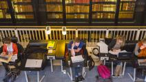 طلاب في مكتبة في بريطانيا (باول ليبيرا/ Getty)